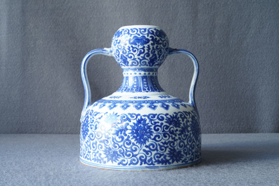 Een Chinese blauw-witte twee-orige kan met lotusslingers, Qianlong merk, 19/20e eeuw