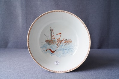Un bol en porcelaine de Chine verte-Imari &agrave; d&eacute;cor d'un navire endommag&eacute;, Qianlong