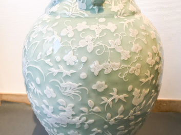 Un grand vase en porcelaine de Chine &agrave; d&eacute;cor en relief sur fond c&eacute;ladon, 19&egrave;me