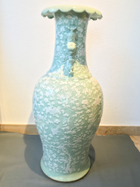 Un grand vase en porcelaine de Chine &agrave; d&eacute;cor en relief sur fond c&eacute;ladon, 19&egrave;me