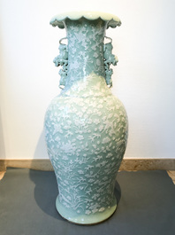 Un grand vase en porcelaine de Chine &agrave; d&eacute;cor en relief sur fond c&eacute;ladon, 19&egrave;me