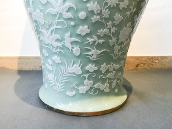 Un grand vase en porcelaine de Chine &agrave; d&eacute;cor en relief sur fond c&eacute;ladon, 19&egrave;me