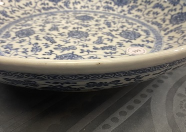 Un plat en porcelaine de Chine bleu et blanc &agrave; d&eacute;cor de rinceaux floraux de style Ming, Qianlong