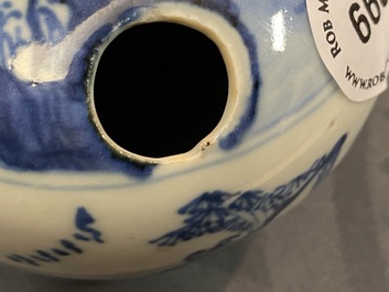 Un pot &agrave; chaux en porcelaine de Chine en bleu et blanc pour le Vietnam, Kangxi