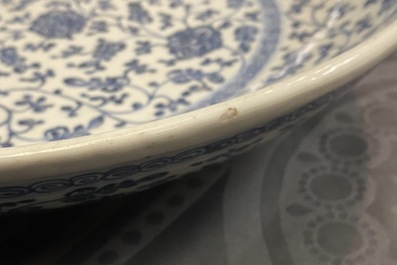 Un plat en porcelaine de Chine bleu et blanc &agrave; d&eacute;cor de rinceaux floraux de style Ming, Qianlong