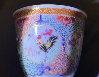 Quatre tasses et soucoupes en porcelaine de Chine famille rose &agrave; d&eacute;cor d'animaux, Qianlong