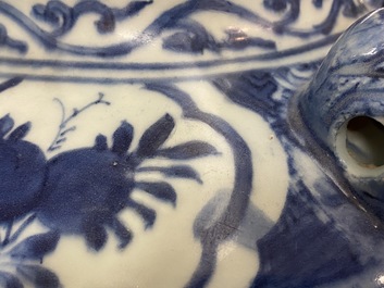 Un pot en porcelaine de Chine en bleu et blanc &agrave; d&eacute;cor d'oiseaux dans un paysage, Wanli