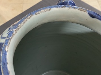 Un pot en porcelaine de Chine en bleu et blanc &agrave; d&eacute;cor d'oiseaux dans un paysage, Wanli