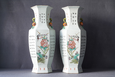 Une paire de vases de forme hexagonale en porcelaine de Chine qianjiang cai, sign&eacute;s Wang Qi, dat&eacute;s 1918