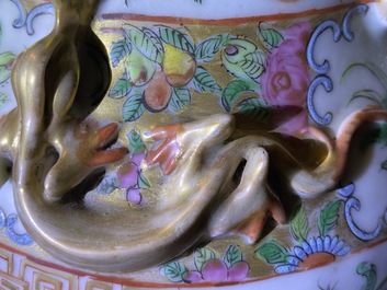 Une paire de vases et un bol en porcelaine de Chine famille rose de Canton, 19&egrave;me