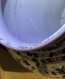 Een grote Chinese blauw-witte balustervaas met houten deksel en sokkel, Kangxi