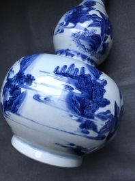 Un vase de forme double gourde en porcelaine de Chine bleu et blanc, &eacute;poque Transition