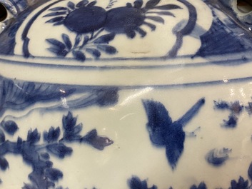 Un pot en porcelaine de Chine en bleu et blanc &agrave; d&eacute;cor d'oiseaux dans un paysage, Wanli