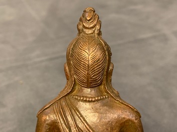 Een Chinese bronzen figuur van Boeddha Amithayus, 17/18e eeuw