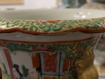 Une paire de vases et un bol en porcelaine de Chine famille rose de Canton, 19&egrave;me