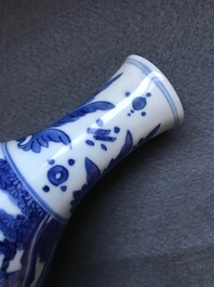 Een Chinese blauw-witte kalebasvaas met figuratief decor, Transitie periode