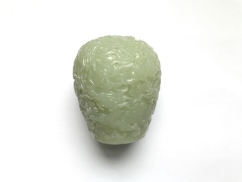 Une boule de stupa en jade c&eacute;ladon sculpt&eacute;, Chine, 19/20&egrave;me