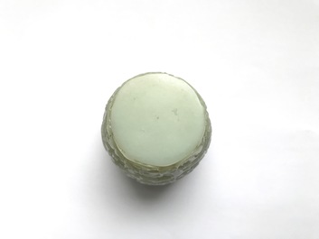 Een Chinees celadon jade topfragment van een stoepa, 19/20e eeuw