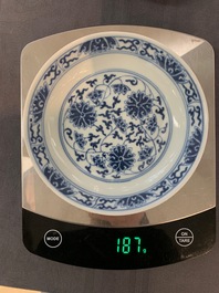 Une paire d'assiettes en porcelaine de Chine en bleu et blanc, marque et &eacute;poque de Guangxu