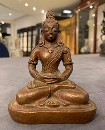 Een Chinese bronzen figuur van Boeddha Amithayus, 17/18e eeuw