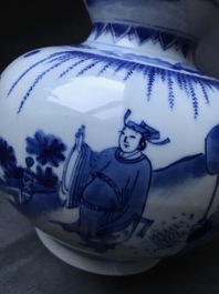 Un vase de forme double gourde en porcelaine de Chine bleu et blanc, &eacute;poque Transition