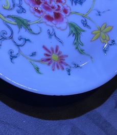 Een Chinees famille rose 15-delig theeservies met floraal decor, Qianlong