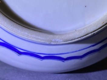 Un vase de forme bouteille en porcelaine de Chine en bleu et blanc, Kangxi