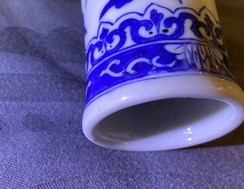 Un vase de forme bouteille en porcelaine de Chine en bleu et blanc, Kangxi