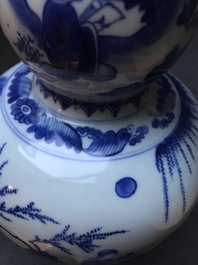 Un vase de forme double gourde en porcelaine de Chine bleu et blanc, &eacute;poque Transition