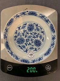 Une paire d'assiettes en porcelaine de Chine en bleu et blanc, marque et &eacute;poque de Guangxu