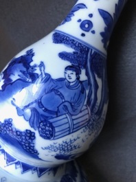 Un vase de forme double gourde en porcelaine de Chine bleu et blanc, &eacute;poque Transition