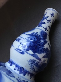 Een Chinese blauw-witte kalebasvaas met figuratief decor, Transitie periode