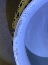 Een grote Chinese blauw-witte balustervaas met houten deksel en sokkel, Kangxi