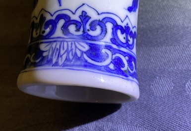 Un vase de forme bouteille en porcelaine de Chine en bleu et blanc, Kangxi