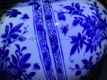 Een grote Chinese blauw-witte balustervaas met houten deksel en sokkel, Kangxi