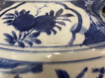 Een Chinese blauw-witte pot met vogels in een landschap, Wanli