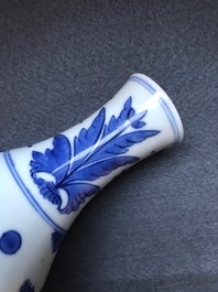 Un vase de forme double gourde en porcelaine de Chine bleu et blanc, &eacute;poque Transition