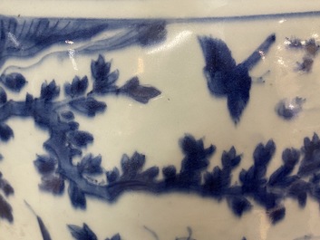 Een Chinese blauw-witte pot met vogels in een landschap, Wanli