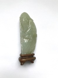 Twee Chinese snijwerken in lichte celadon jade, Qing