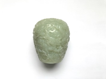 Een Chinees celadon jade topfragment van een stoepa, 19/20e eeuw