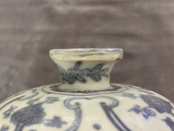 Trois vases en porcelaine de Chine bleu et blanc, Ming