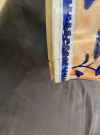 Un vase couvert en porcelaine de Chine en bleu et blanc surd&eacute;cor&eacute;, 19&egrave;me