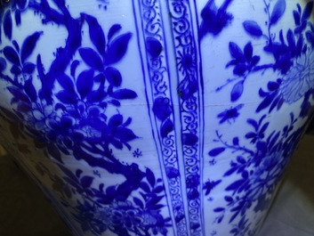 Un grand vase balustre en porcelaine de Chine en bleu et blanc au couvercle et socle en bois, Kangxi