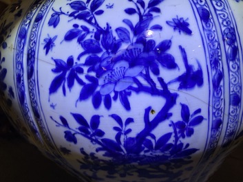 Un grand vase balustre en porcelaine de Chine en bleu et blanc au couvercle et socle en bois, Kangxi