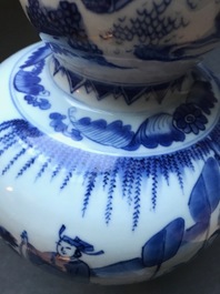 Un vase de forme double gourde en porcelaine de Chine bleu et blanc, &eacute;poque Transition