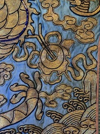 Un tapis mural en soie brod&eacute;e au fil d'or &agrave; d&eacute;cor d'un dragon, Chine, 19&egrave;me