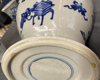 Un vase de forme yenyen en porcelaine de Chine en bleu et blanc, Kangxi