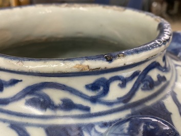 Un pot en porcelaine de Chine en bleu et blanc &agrave; d&eacute;cor d'oiseaux dans un paysage, Wanli