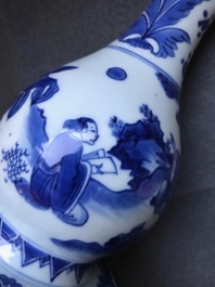 Un vase de forme double gourde en porcelaine de Chine bleu et blanc, &eacute;poque Transition