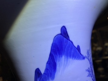 Un vase de forme yenyen en porcelaine de Chine en bleu et blanc, Kangxi